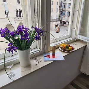 https://studio-apartment-old-square.splithotels.org